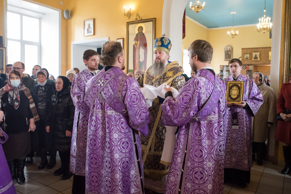  В Неделю Крестопоклонную митрополит Серафим совершил литургию в нашем храме
