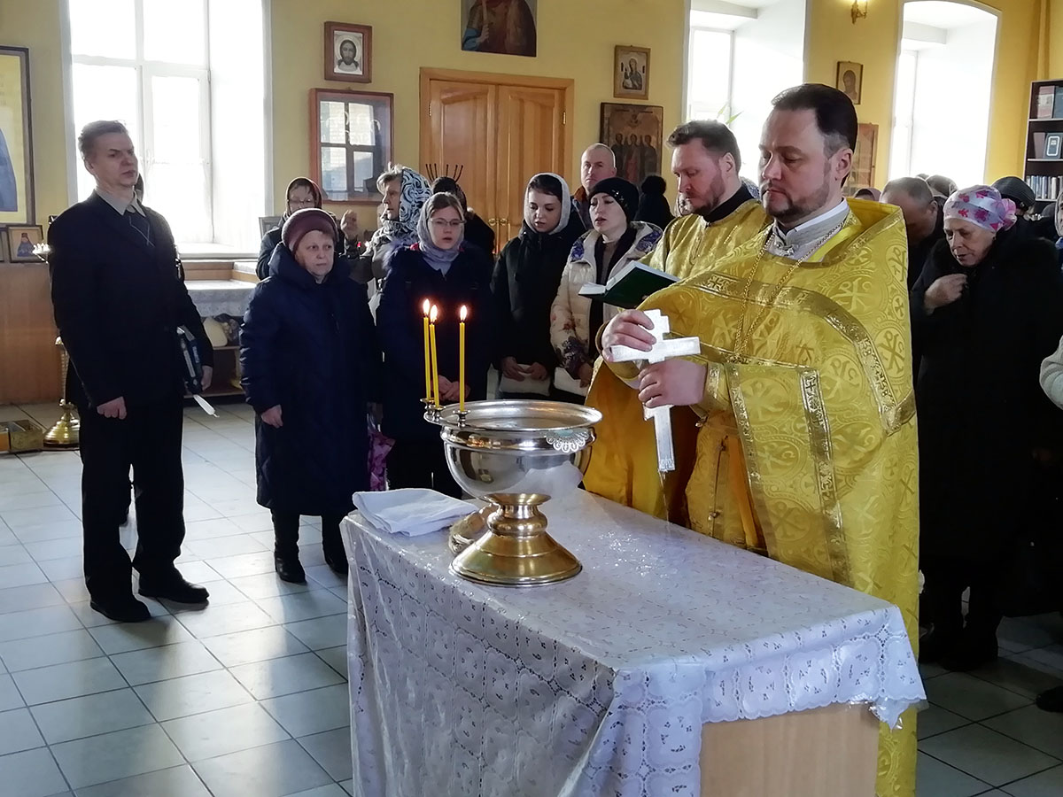 Протоиерей Александр Филиппов совершил литургию и водосвятный молебен с акафистом святителю Николаю Чудотворцу 