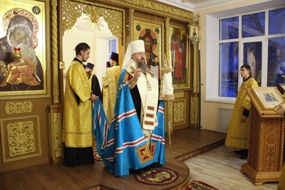 Протоиерей Александр Филиппов сослужил митрополиту Серафиму за всенощным бдением в храме во имя святителя Иннокентия Иркутского