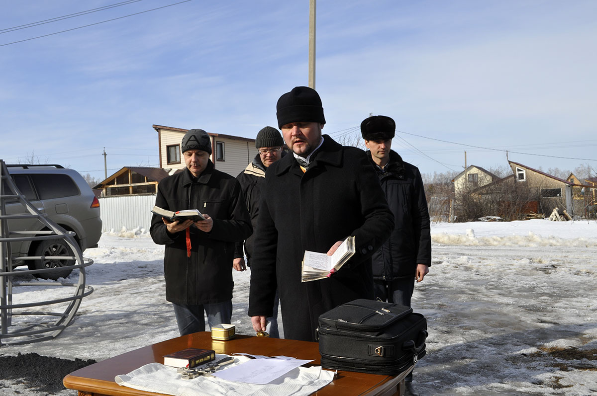 Протоиерей Александр Филиппов совершил заупокойную панихиду около строящегося храма Живоначальной Троицы в деревне Камайка