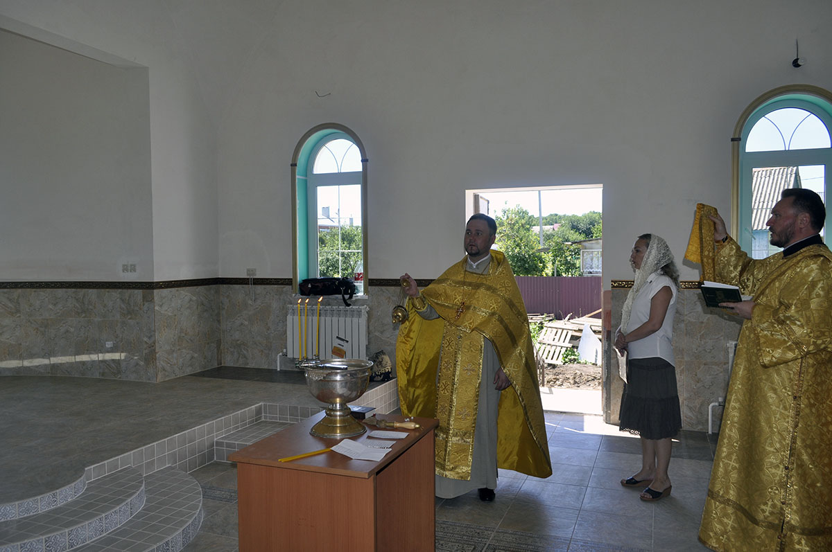 В строящемся храме в честь Святой Живоначальной Троицы в деревне Камайка был совершен водосвятный молебен