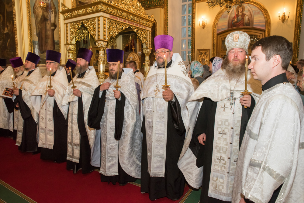 Протоиерей Александр Филиппов сослужил митрополиту Серафиму в Успенском кафедральном соборе 
