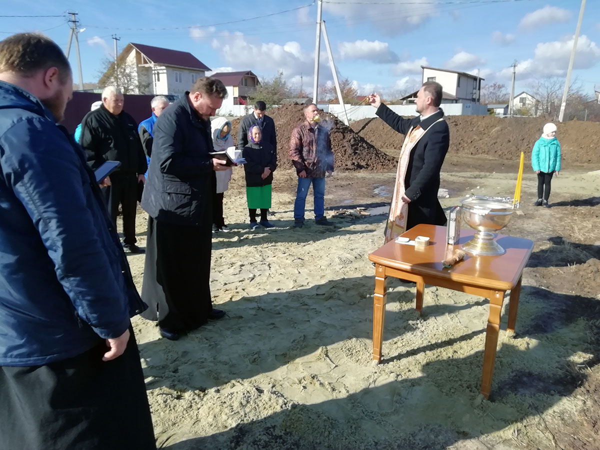 Протоиерей Александр Филиппов совершил первый водосвятный молебен около строящегося храма Живоначальной Троицы в селе Камайка