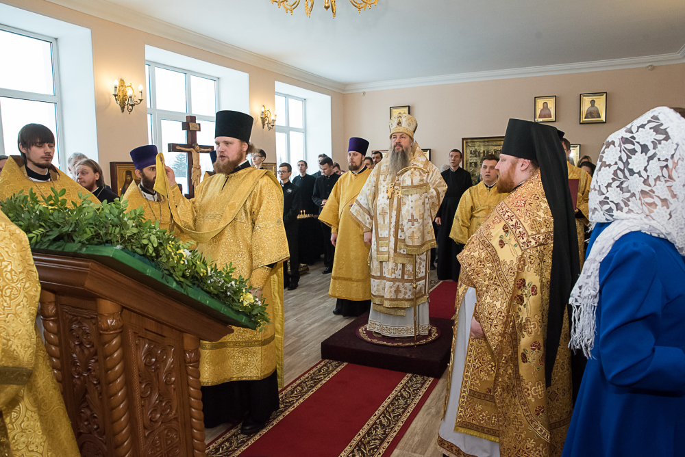  Протоиерей Александр Филиппов сослужил митрополиту Серафиму за литургией в престольный праздник и актовый день в Пензенской духовной семинарии