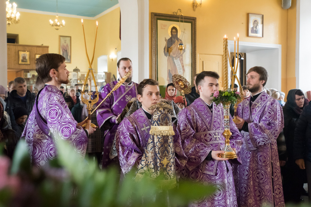  В Неделю Крестопоклонную митрополит Серафим совершил литургию в нашем храме
