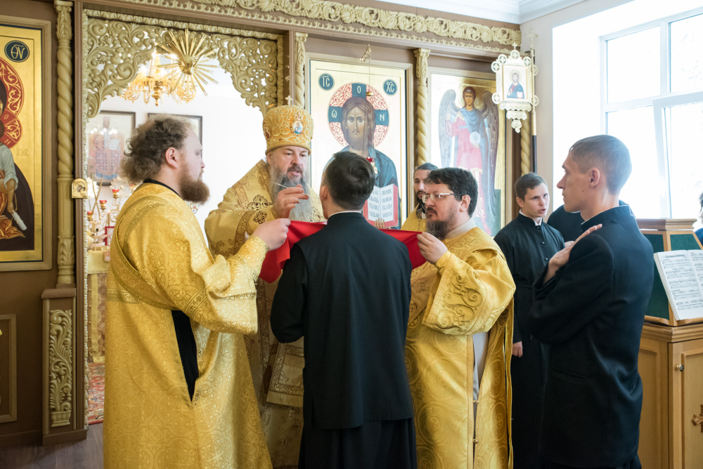  Протоиерей Александр Филиппов сослужил митрополиту Серафиму за литургией в храме Иннокентия Иркутского при семинарии