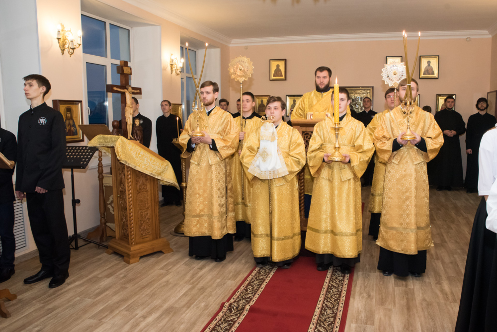 Протоиерей Александр Филиппов сослужил митрополиту Серафиму за  литургией в храме Иннокентия Иркутского при семинарии 