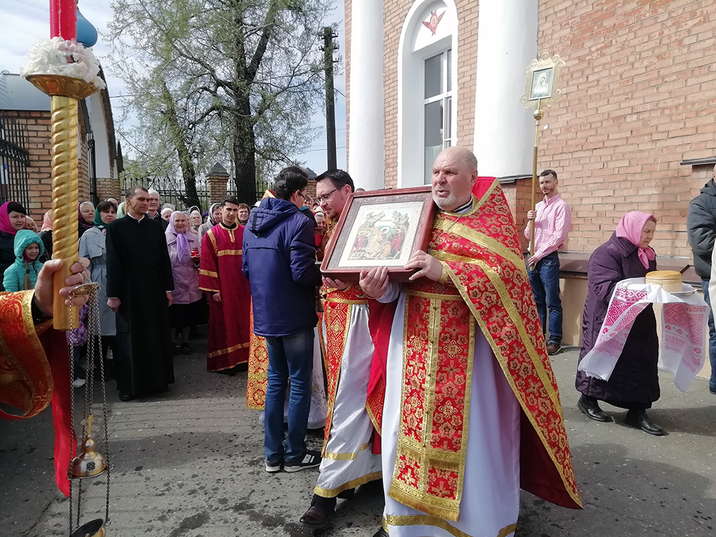 Во вторник Светлой седмицы протоиерей Александр Филиппов совершил Божественную литургию