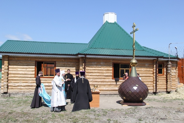 В ИК-7 митрополит Пензенский и Нижнеломовский Серафим освятил крест и купол для храма