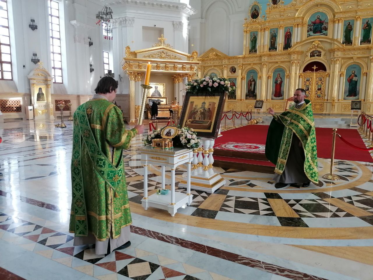 Протоиерей Александр Филиппов совершил акафист преподобному Сергию Радонежскому в Кафедральном соборе 