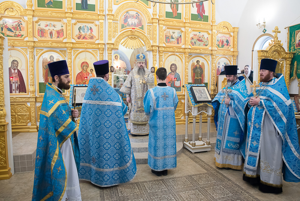 Протоиерей Александр Филиппов сослужил митрополиту Серафиму   за литургией в Троицком храме в деревне Камайке