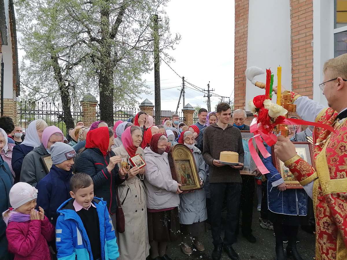 В пятницу Светлой седмицы протоиерей Александр Филиппов совершил Божественную литургию