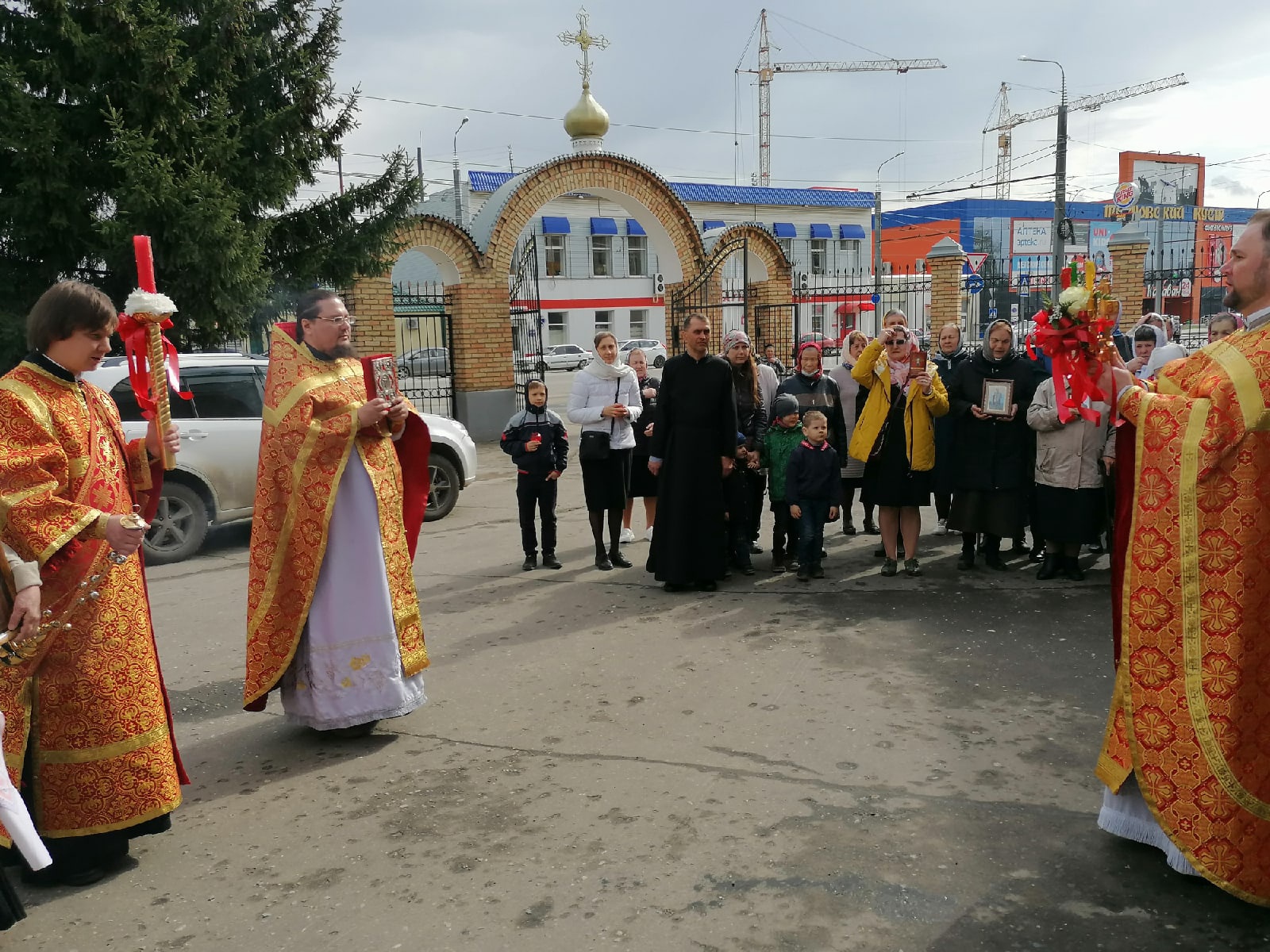 В понедельник Светлой седмицы протоиерей Александр Филиппов совершил Божественную литургию