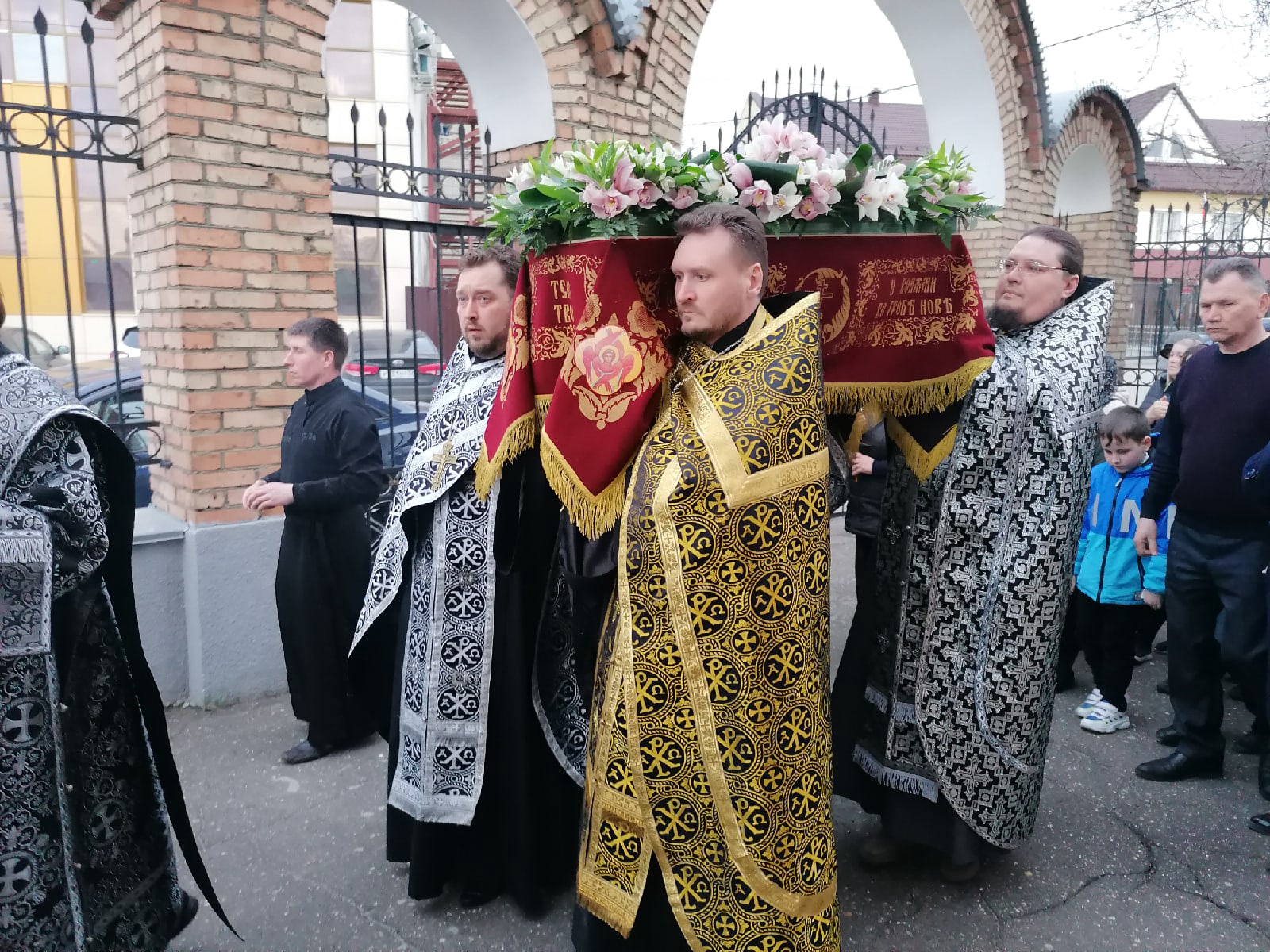Протоиерей Александр Филиппов совершил утреню Великой Субботы с чином погребения 