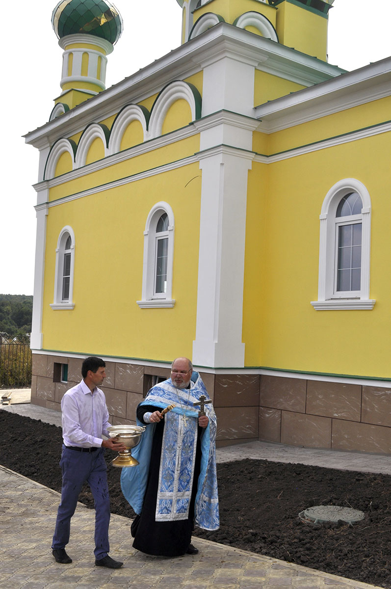 В строящемся храме в честь Святой Живоначальной Троицы в деревне Камайка был совершен молебен