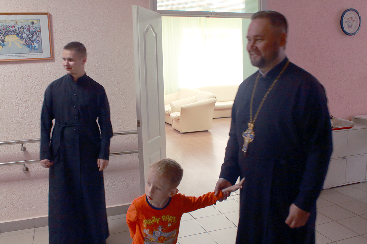 Протоиерей Александр Филиппов посетил детский реабилитационный центр