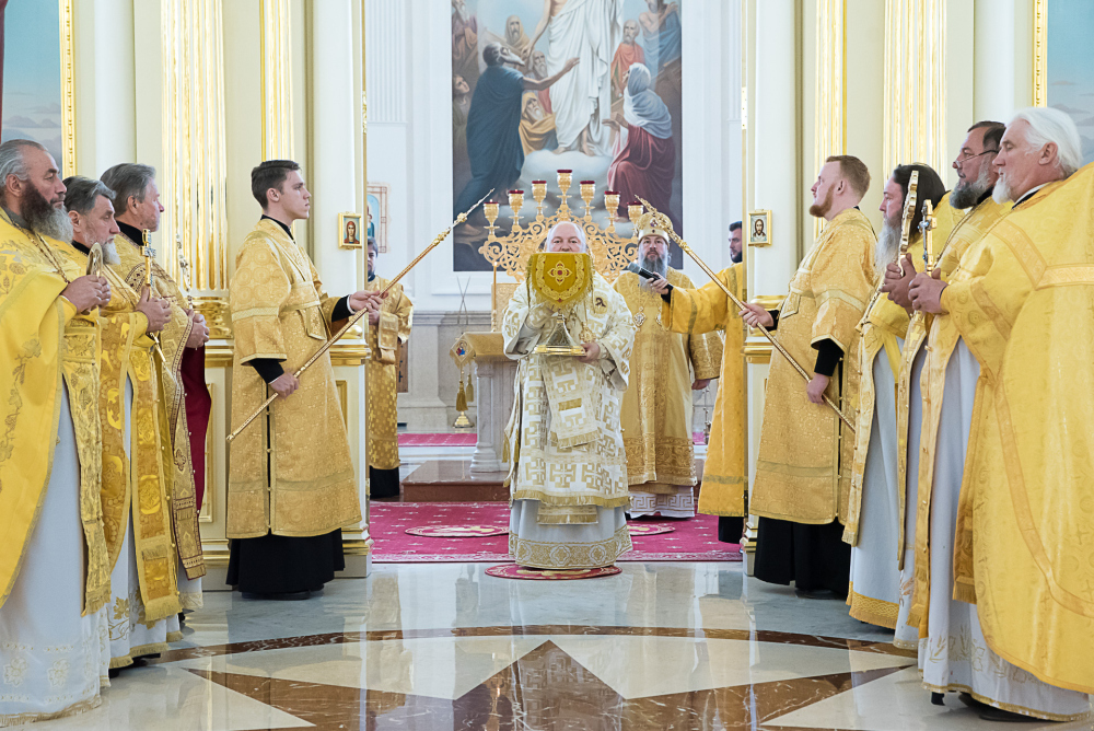 Протоиерей Александр Филиппов сослужил митрополиту Серафиму в день празднования Собора Пензенских святых  за литургией в Спасском кафедральном соборе 