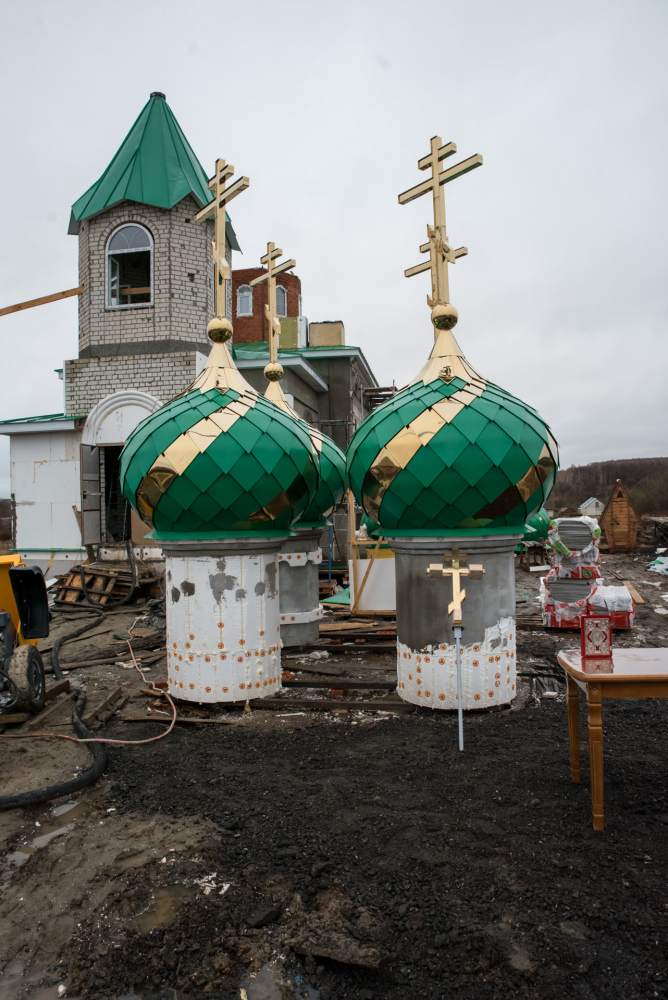 Митрополит Серафим освятил кресты и купола строящегося храма Святой Живоначальной Троицы в деревне Камайка
