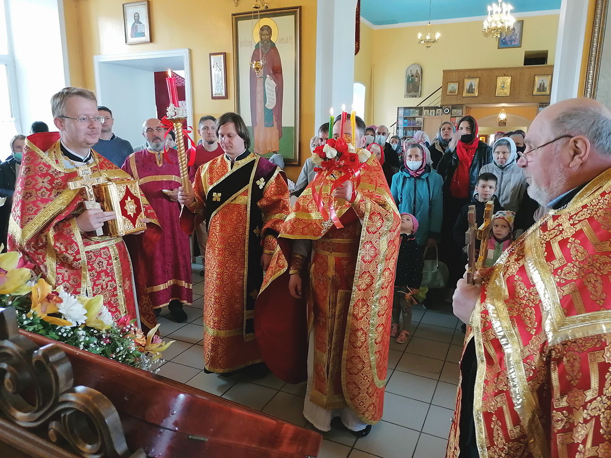 В пятницу Светлой седмицы протоиерей Александр Филиппов совершил Божественную литургию
