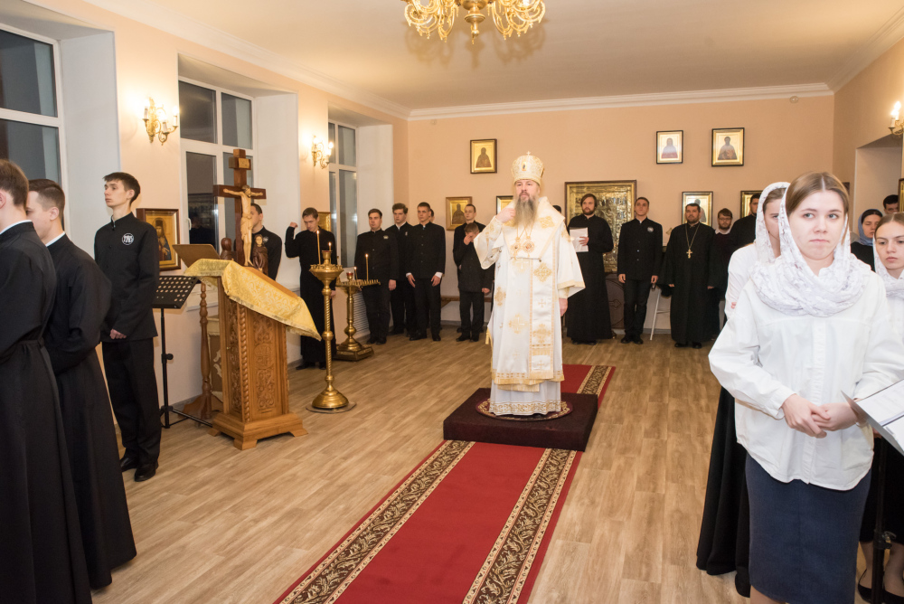 Протоиерей Александр Филиппов сослужил митрополиту Серафиму за  литургией в храме Иннокентия Иркутского при семинарии 
