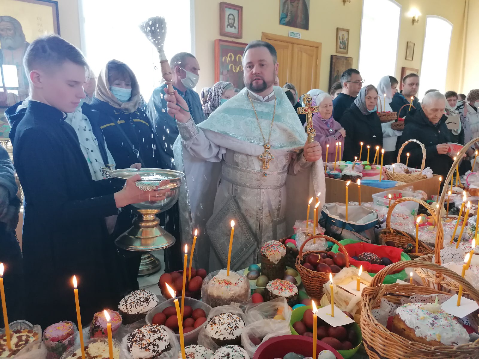 В Великую Субботу протоиерей Александр Филиппов совершил Литургию святителя Василия Великого