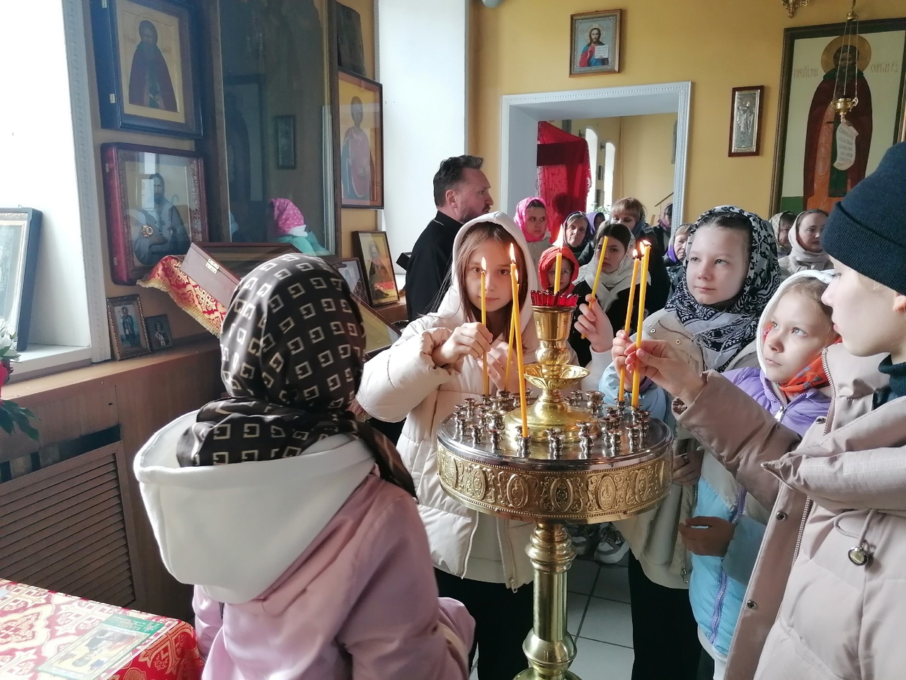 В День Победы школьники со своими родителями посетили Никольский храм