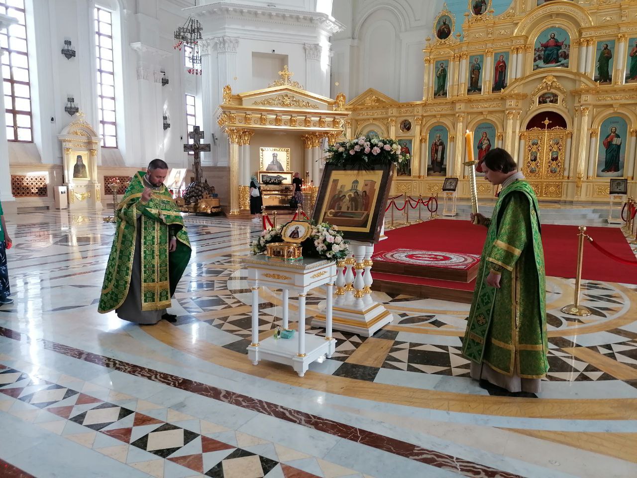 Протоиерей Александр Филиппов совершил акафист преподобному Сергию Радонежскому в Кафедральном соборе 