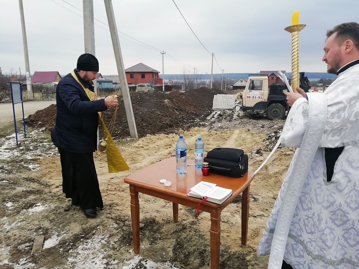 Протоиерей Антоний Шварёв совершил заупокойную панихиду около строящегося храма Живоначальной Троицы в селе Камайка