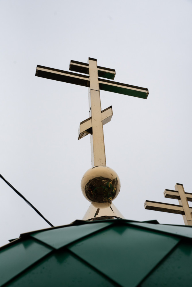 Митрополит Серафим освятил кресты и купола строящегося храма Святой Живоначальной Троицы в деревне Камайка