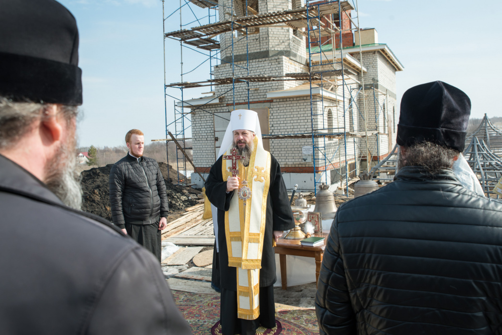 Митрополит Серафим освятил колокола для строящегося храма Святой Живоначальной Троицы в деревне Камайка