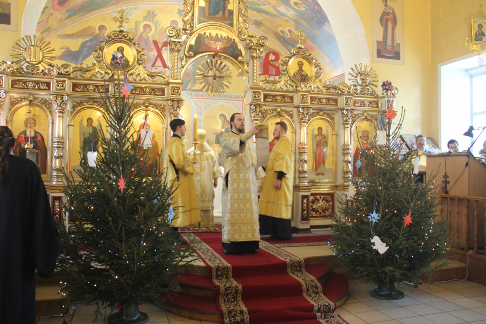 В Неделю по Рождестве Христовом митрополит Серафим совершил Литургию в нашем храме