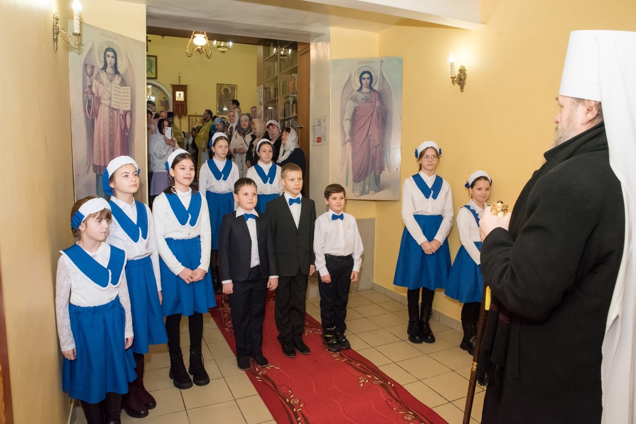 Детский хор приветствовал митрополита Серафима перед литургией