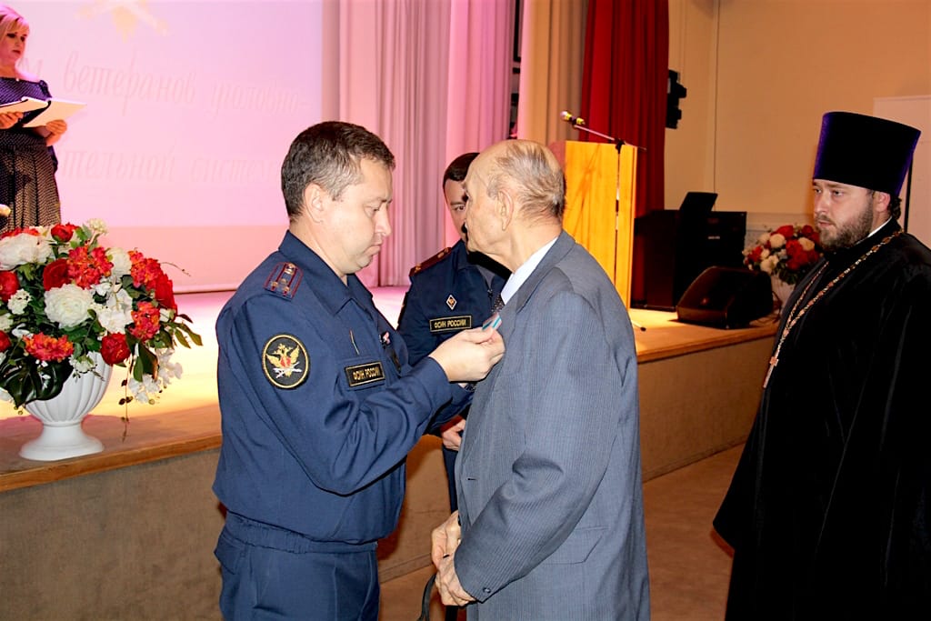 Протоиерей Антоний Шварев поздравил с праздником ветеранов уголовно-исполнительной системы