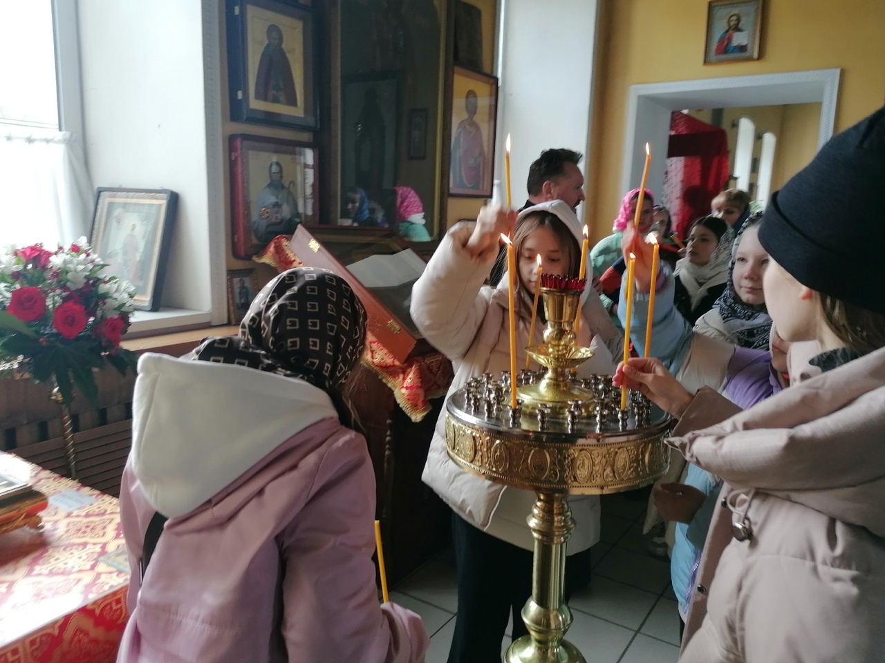 В День Победы школьники со своими родителями посетили Никольский храм