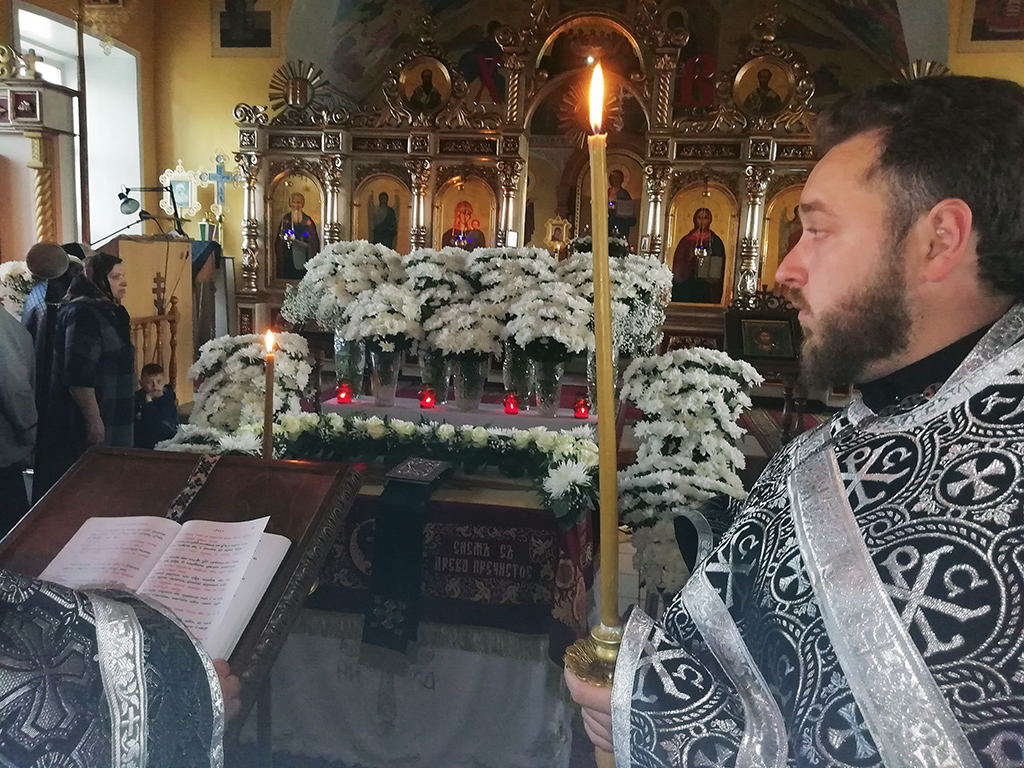 Протоиерей Александр Филиппов совершил утреню Великой Субботы с чином погребения