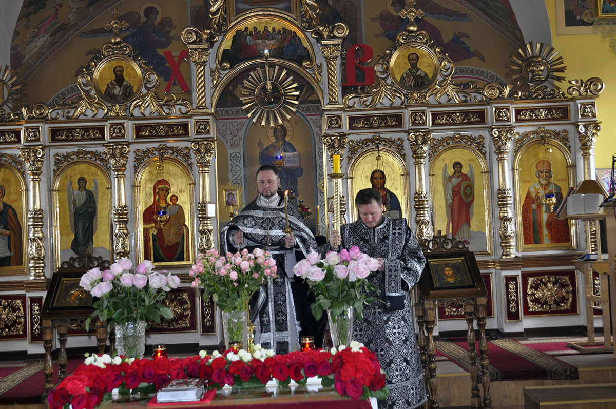 Протоиерей Александр Филиппов совершил утреню Великой Субботы с чином погребения