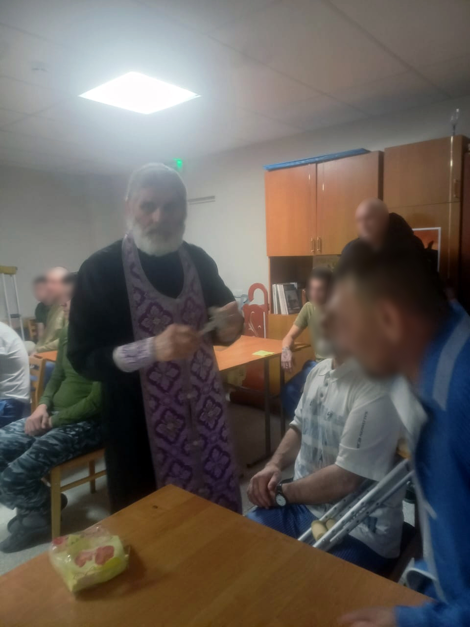 Священники посетили в госпитале раненных в СВО