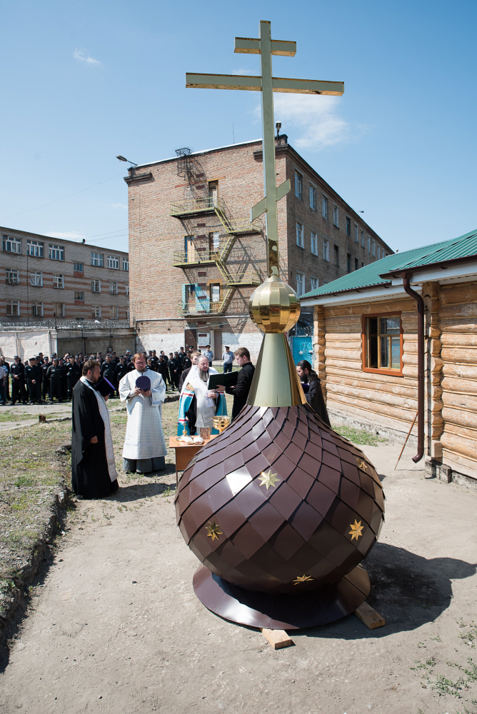В ИК-7 митрополит Пензенский и Нижнеломовский Серафим освятил крест и купол для храма