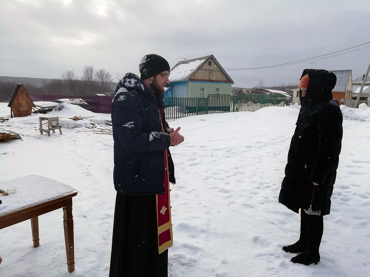 Иерей Евгений Климчев совершил молебен около строящегося храма Живоначальной Троицы в деревне Камайка