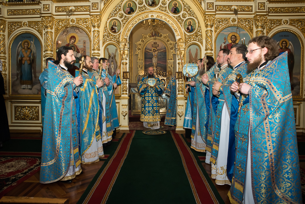 В праздник Благовещения Пресвятой Богородицы митрополит Серафим наградил протоиерея Александра Филиппова крестом с украшениями