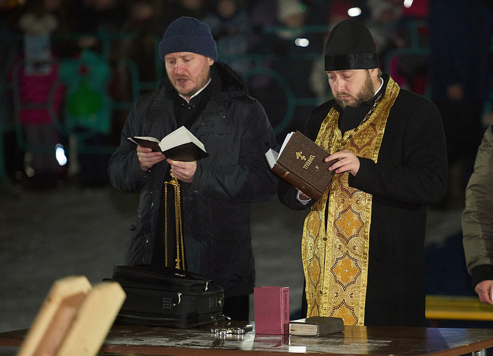 На Крещение Господне протоиерей Антоний Шварёв освятил иордань в г.Спутник