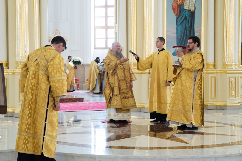 Протоиерей Александр Филиппов сослужил митрополиту Серафиму за литургией в Спасском кафедральном соборе в день 10-летнего юбилея архиерейской хиротонии владыки