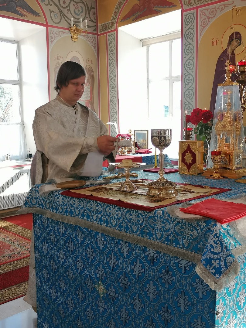 Протоиерей Александр Филиппов совершил литургию и панихиду