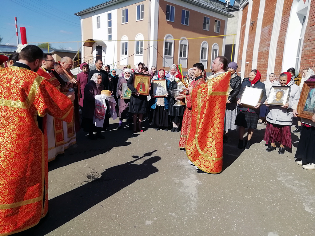 В понедельник Светлой седмицы протоиерей Александр Филиппов совершил Божественную литургию