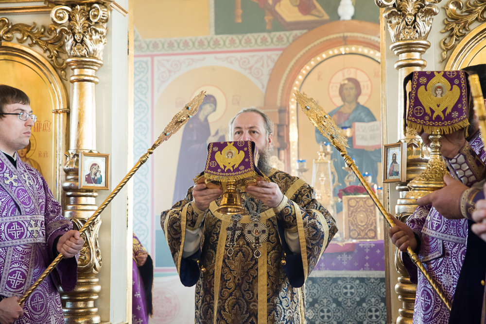 В Неделю Крестопоклонную митрополит Серафим совершил Литургию в нашем храме