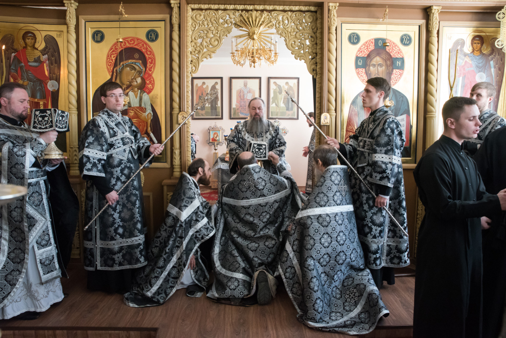 Протоиерей Александр Филиппов сослужил митрополиту Серафиму за литургией в храме святителя Иннокентия Иркутского при духовной семинарии