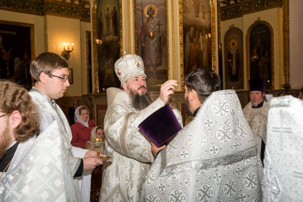 Протоиерей Александр Филиппов сослужил митрополиту Серафиму в Успенском кафедральном соборе 