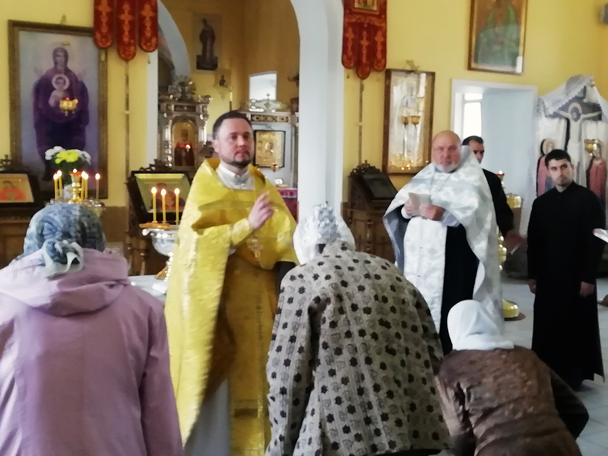 Протоиерей Александр Филиппов совершил литургию и водосвятный молебен с акафистом Божией Матери 