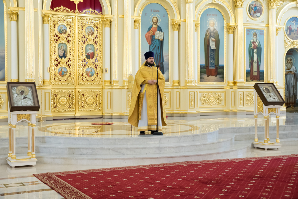 Протоиерей Александр Филиппов сослужил митрополиту Серафиму за литургией в Спасском кафедральном соборе в день 10-летнего юбилея архиерейской хиротонии владыки