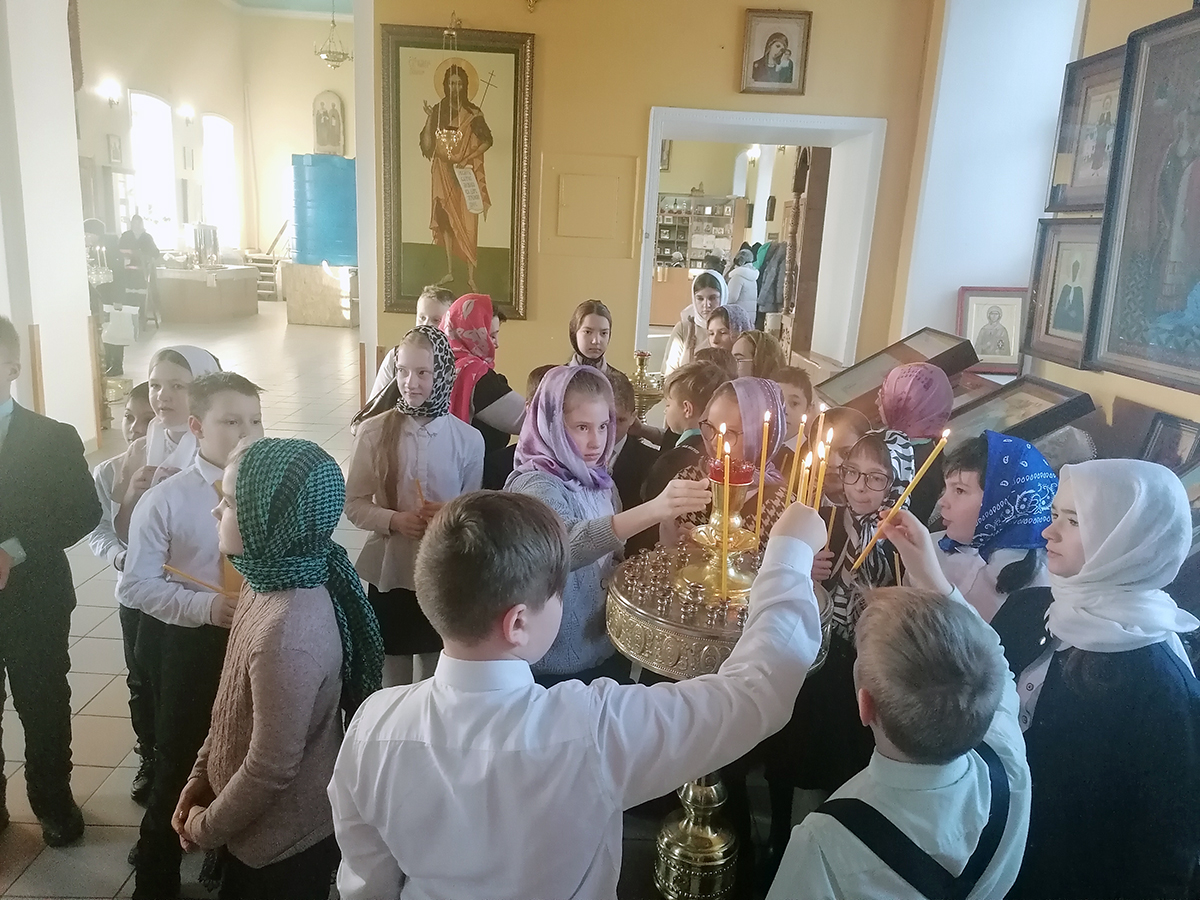 Иерей Сергий Карасёв встретилчя с учениками средней школы №60